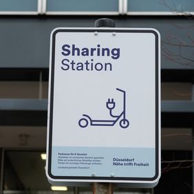 Auf die Abstellflächen für die Leih-E-Scooter weisen Schilder hin. Foto: Wilfried Meyer