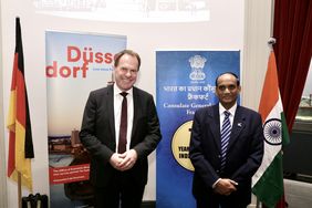 OB Dr. Stephan Keller (l.) hat in Düsseldorf eine hochrangige Regierungsdelegation aus dem indischen Bundesstaat Karnataka unter Leitung von Staatsekretär Dr. Ramana Reddy empfangen, Fotos: Lammert.