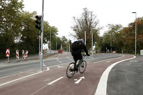 Mit dem Anschluss an den beliebten Rheinradweg entsteht an der Hofgartenrampe und Oederallee ein zentraler Verkehrsknoten für den Radverkehr in Düsseldorf. Foto: Ingo Lammert