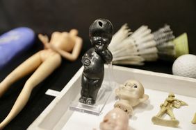 Die präsentierte Auswahl spiegelt unter anderem die neueren Verkaufsstrategien nach den entbehrungsreichen Kriegs- und Nachkriegsjahren. Foto: Lammert