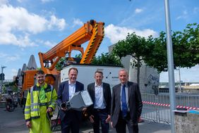 Informierten über die Arbeiten zur Optimierung der Altstadt-Beleuchtung: OB Dr. Stephan Keller, Holger Odenthal, Amt für Verkehrsmanagement, und Harald Wilke, SIDI-Projekt (2. bis 4.v.l.), mit Elektroniker Sebastian Frankl, Netzgesellschaft (l). Foto: Uwe Schaffmeister