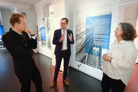 Feuerwehrchef David von der Lieth (l.) bekam von Dr. Benedikt Mauer, Leiter des Stadtarchivs, und Hildegard Jakobs, stellv. Leiterin Mahn- und Gedenkstätte, die Exponate erläutert. Foto: Gstettenbauer