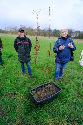 Doris Törkel, Leiterin des Garten-, Friedhof- und Forstamts, und Paul Schmitz, Abteilungsleiter Forst, begrüßten die Helferinnen und Helfer aus der Bürgerschaft zur Baumpflanzaktion in Wittlaer.