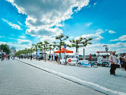 Panoramablick auf die Fahrradpromenade der Stadt Düsseldorf bei gutem Wetter
