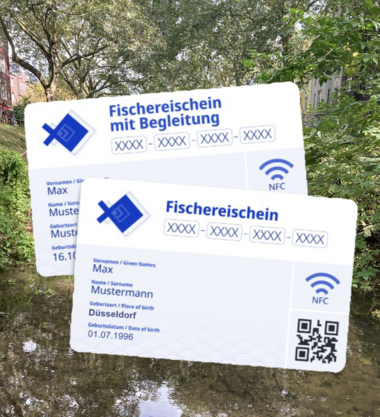Fotomontage zeigt zwei neue digitale Fischereischeine als Chipkarten vor einem Bild der Düssel