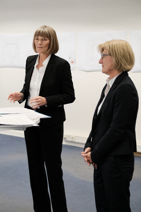 Stadtkämmerin Dorothée Schneider (links) informierte beim Pressegespräch in der alten Kämmerei gemeinsam mit Birgit Lilienbecker vom Amt für Gebäudemanagement über Möglichkeiten der Veräußerung des städtischen Gebäudes. Foto: Michael Gstettenb