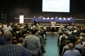 Beigeordnete Cornelia Zuschke führte im Henkelsaal vor rund 300 Teilnehmern in die Diskussionsrunde zur Zukunft der Gasbeleuchtung ein. Foto: Ingo Lammert