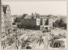 1961: Das Postamt 1 am Wilhelmplatz 1 (seit 1967: Konrad-Adenauer-Platz 1); Foto: Stadtarchiv Düsseldorf