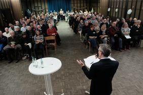 Mehr als 100 Besucherinnen und Besucher nutzten den 36. OB-Dialog in Vennhausen, um mit OB Thomas Geisel zu diskutieren und ins Gespräch zu kommen. Fotos: Gstettenbauer