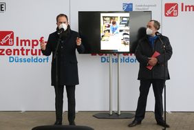 OB Dr. Stephan Keller und Dr. Carsten König, stv. Vorstandsvorsitzender der Kassenärztlichen Vereinigung Nordrhein (r.), informierten am Impfzentrum Düsseldorf über die ersten mobilen Impfungen in einem Düsseldorfer Seniorenheim. Foto: David Young