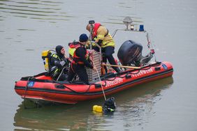 Während der Lokalisierung und Markierung der Position des Fahrzeugs im Wasser wird an Land die Befestigung und Bergung über den Feuerwehrkran vorbereitet; Foto: Gstettenbauer