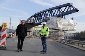Stellten Einzelheiten zum Baufortschritt am 1. Bauabschnitt der Stadtbahnlinie U 81 vor: Mobilitätsdezernent Jochen Kral (li.) und Stephan Ueter, Technischer Projektleiter im Amt für Verkehrsmanagement. Foto: Landeshauptstadt Düsseldorf/Ingo Lammert