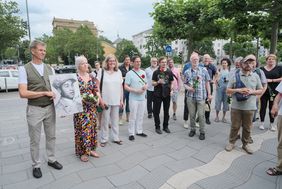 Bürgermeister Josef Hinkel (l.) und Bürgermeisterin Clara Gerlach (2.v.l.) beim Gedenkgang für Hilarius Gilges anlässlich seines 90. Todestages. Foto: Landeshauptstadt Düsseldorf/Michael Gstettenbauer