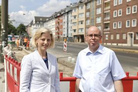 Stellten Einzelheiten zu den Sommerbaustellen 2023 vor: Katharina Metzker, Leiterin des Amtes für Verkehrsmanagement, und Bernd Kentenich, Leiter der Abteilung Straßenbau. Foto: Ingo Lammert