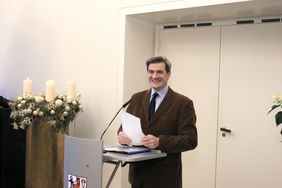 In Vertretung von Oberbürgermeister Dr. Stephan Keller begrüßte Wirtschaftsdezernent Christian Zaum die Schülerinnen und Schüler der Sakura High School im Rathaus. Foto: Ingo Lammert