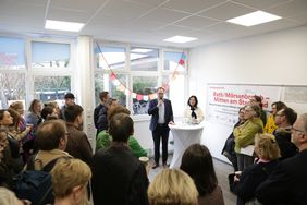 Die Gäste nutzten die Gelegenheit in einer offenen Gesprächsrunde Fragen an Oberbürgermeister Dr. Stephan Keller, Beigordnete Cornelia Zuschke und das Quartiersteam zu stellen. Foto: Ingo Lammert