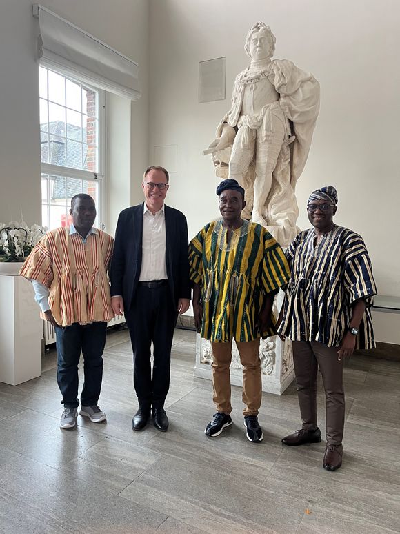 Wurden von OB Dr. Keller (2.v.l.) im Rathaus empfangen (v.l.): John Ntibrey, Head Development Planning, Bürgermeister Frederick Faustinus Faidoo und Mohammed Alhassan Yakubu, Metropolitan Coordinating Director. Foto: LHD