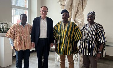Wurden von OB Dr. Keller (2.v.l.) im Rathaus empfangen (v.l.): John Ntibrey, Head Development Planning, Bürgermeister Frederick Faustinus Faidoo und Mohammed Alhassan Yakubu, Metropolitan Coordinating Director. Foto: LHD