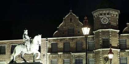 Der Marktplatz mit Jan-Wellem-Denkmal während der Earth Hour