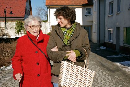 Eine jüngere Frau begleitet eine Ältere beim Einkaufen, Foto: Fotolia