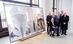 Generaldirektor Felix Kremer, Kay Heymer (Leiter moderne Sammlung), Oberbürgermeister Thomas Geisel und Kulturdezernent Hans-Georg Lohe (v.l.n.r.) freuen sich über die Schenkung von Fritz Bagel (vorne), Foto: Anne Orthen.