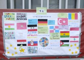 Jede Klasse hat sich mit einem Programmpunkt passend zum Motto des Schulfestes kreativ eingebracht. Die Klasse 9A präsentierte ein Sprachenquiz; Foto: Meyer