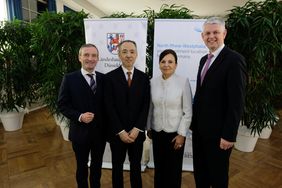 V.l.: Oberbürgermeister Thomas Geisel, Generalkonsul Masato Iso, Petra Wassner, Geschäftsführerin NRW.INVEST, und Staatssekretär Christoph Dammermann. Foto: Michael Gstettenbauer