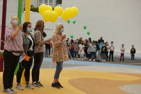 Die Schulgemeinde der Regenbogenschule ließ im Rahmen der Feierlichkeit auf dem Schulhof nachhaltige Luftballons aufsteigen. Foto: David Young