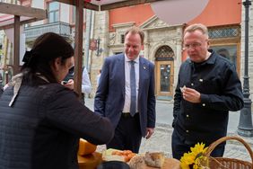 Auf dem Markt vor dem Rathaus probierte Oberbürgermeister Dr. Stephan Keller lokale Delikatessen. Foto: LHD
