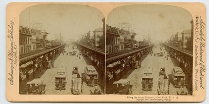 „Auf der berüchtigten Bowery“ (New York), Underwood & Underwood (USA), 1896, Stereofoto, Inv.-Nr.: F 9262