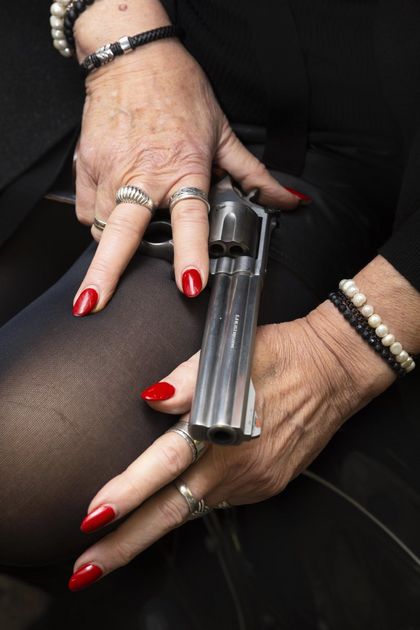 Moritz Krauth, Demonstrating a gun, 2025, © Foto: Galerie Anna Laudel