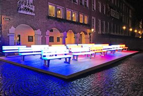 Farbenspiel der Tour-Lichter auf dem Düsseldorfer Marktplatz bei Nacht
