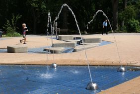 Wasserspiele sind Bestandteil des Spielplatzes am Alten Bilker Friedhof