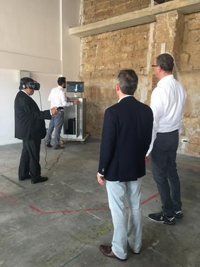 OB Leoluca Orlando testet die Virtual Reality Ausstellung des Worringer Platz. Mit dabei: OB Thomas Geisel und Frank Schrader (r.), Geschäftsführer von Düsseldorf Tourismus und Düsseldorf Marketing. Foto: Ermina Laatz