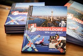 Auf 96 Seiten nimmt das Buch junge Leser mit auf eine spannende Tour hinter die Kulissen der Landeshauptstadt. Foto: Melanie Zanin
