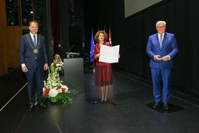 Preisträgerin Rachel Salamander mit Oberbürgermeister Stephan Keller (l.) und Bundespräsident Frank-Walter Steinmeier. Foto: Zanin