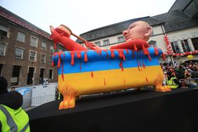 Als wahres "Blutbad" verurteilt der Mottowagen den russischen Angriffskrieg auf die Ukraine.