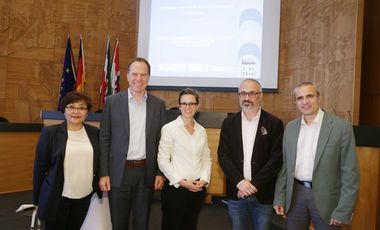 v.l. Oyun Ischdorj, Dr. Stephan Keller, Dr. Anke Hoffstadt, Goce Peroski, Rana Bhattacharjee (Leiter des Amtes für Migration und Integration), Fotos: Lammert.