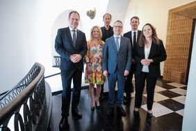 v.l.: OB Dr. Stephan Keller, Mitglieder des Innenausschusses Angela Erwin, Stefan Engstfeld, NRW-Justizminister Dr. Benjamin Limbach, Altstadtstaatsanwalt Tim Lisner, Dr. Christina Wehner (leitende Oberstaatsanwältin). Foto: Michael Gstettenbauer