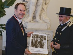 Als Geschenk hatten die Mitglieder der Schornsteinfeger-Innung beim traditionellen Neujahrsbesuch dem Stadtoberhaupt einen Jahreskalender mit Schornsteinfegermotiven mitgebracht.