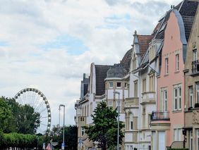 Das Ortsbild Oberkassel, zurzeit mit dem Panorama der Rheinkirmes, ist das Düsseldorfer Denkmal des Monats Juli. Foto: Institut für Denkmalschutz und Denkmalpflege