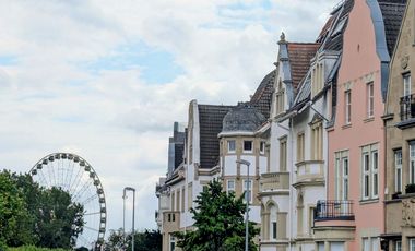 Das Ortsbild Oberkassel, zurzeit mit dem Panorama der Rheinkirmes, ist das Düsseldorfer Denkmal des Monats Juli. Foto: Institut für Denkmalschutz und Denkmalpflege