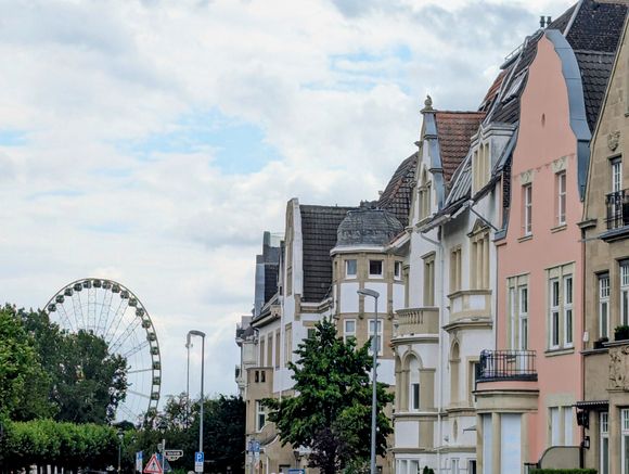 Das Ortsbild Oberkassel, zurzeit mit dem Panorama der Rheinkirmes, ist das Düsseldorfer Denkmal des Monats Juli. Foto: Institut für Denkmalschutz und Denkmalpflege