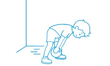 Ball zwischen den Beinen an die Wand werfen