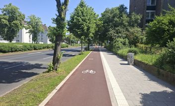 Neuer Radweg mit breitem Grünstreifen auf der linken Seite