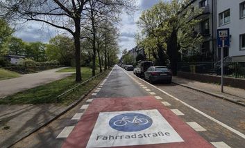 Foto von der rotmarkierten Einfahrt in die Gutenbergstraße mit einem Fahrradstraßenpiktogramm.