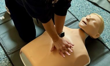 Wiederbelebung an einer Übungspuppe © Gesundheitsamt Düsseldorf