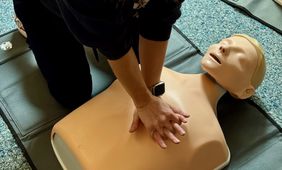 Wiederbelebung an einer Übungspuppe © Gesundheitsamt Düsseldorf