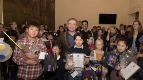 Oberbürgermeister Thomas Geisel zeichnete im Rathaus die Kinder aus, die die schönsten Laternen gebastelt hatten, Foto: Wilfried Meyer.