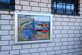 Auf einer digitalen Anzeige am Bootsverleihgebäude lassen sich Einzelheiten zur Leistung der Solarstromanlage nachlesen: Die aktuelle Leistung in Watt, der Ertrag in Kilowattstunden und die Kohlendioxideinsparung in Kilogramm. Foto: Uwe Schaffmeister